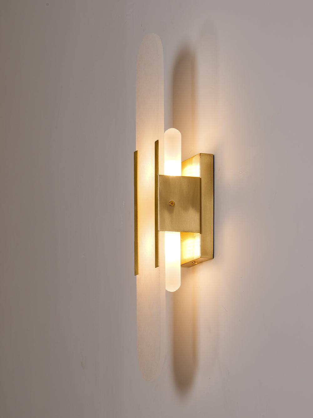 "Elegant vegglampe avlang i alabast med messingdetaljer, ideell for moderne interiør med tidløs skjønnhet og stil."