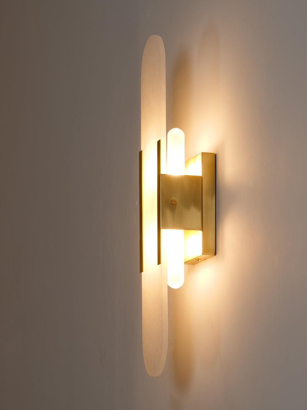 "Elegant vegglampe avlang i alabast med messingdetaljer, ideell for moderne interiør med tidløs skjønnhet og stil."
