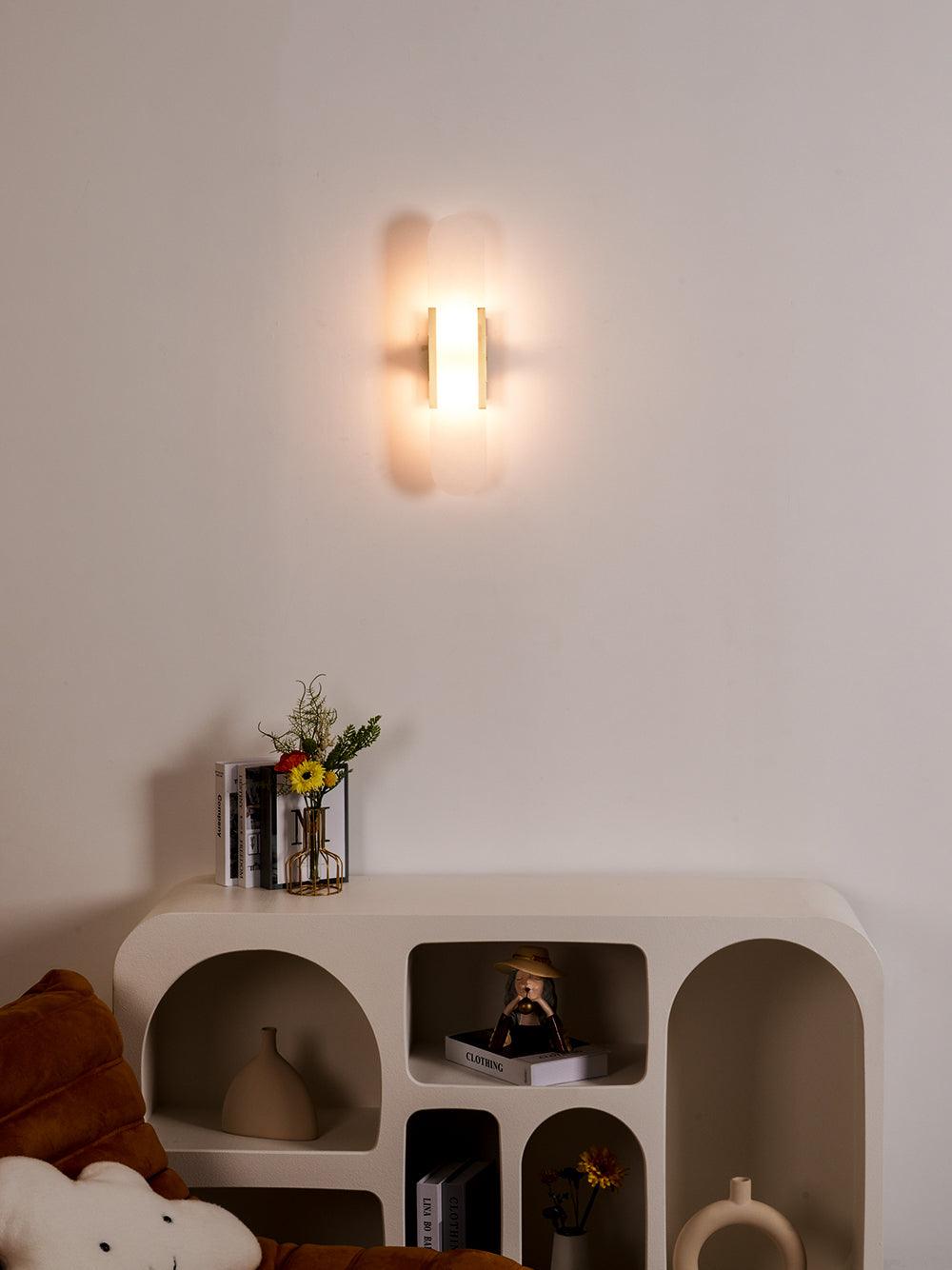 "Elegant vegglampe avlang i alabast med messingdetaljer, ideell for moderne interiør med tidløs skjønnhet og stil."