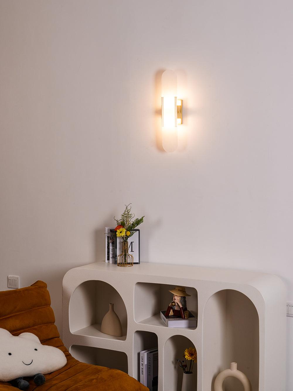 "Elegant vegglampe avlang i alabast med messingdetaljer, ideell for moderne interiør med tidløs skjønnhet og stil."