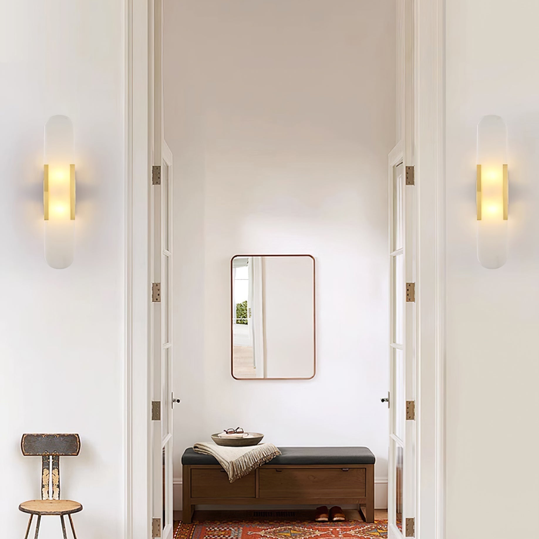 "Elegant vegglampe avlang i alabast med messingdetaljer, ideell for moderne interiør med tidløs skjønnhet og stil."