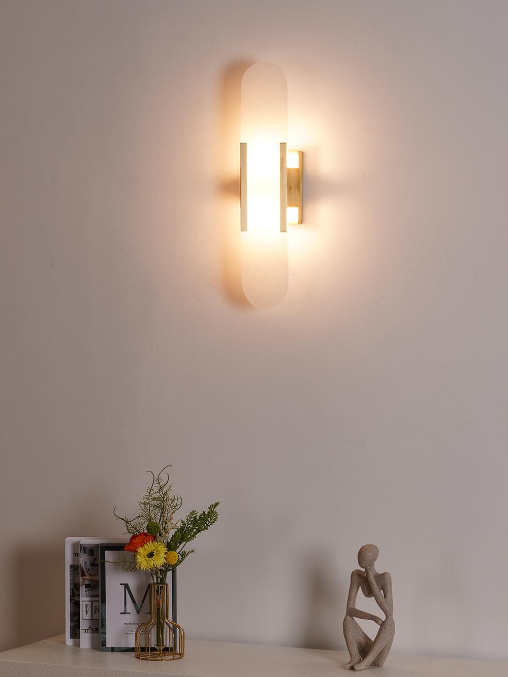 "Elegant vegglampe avlang i alabast med messingdetaljer, ideell for moderne interiør med tidløs skjønnhet og stil."