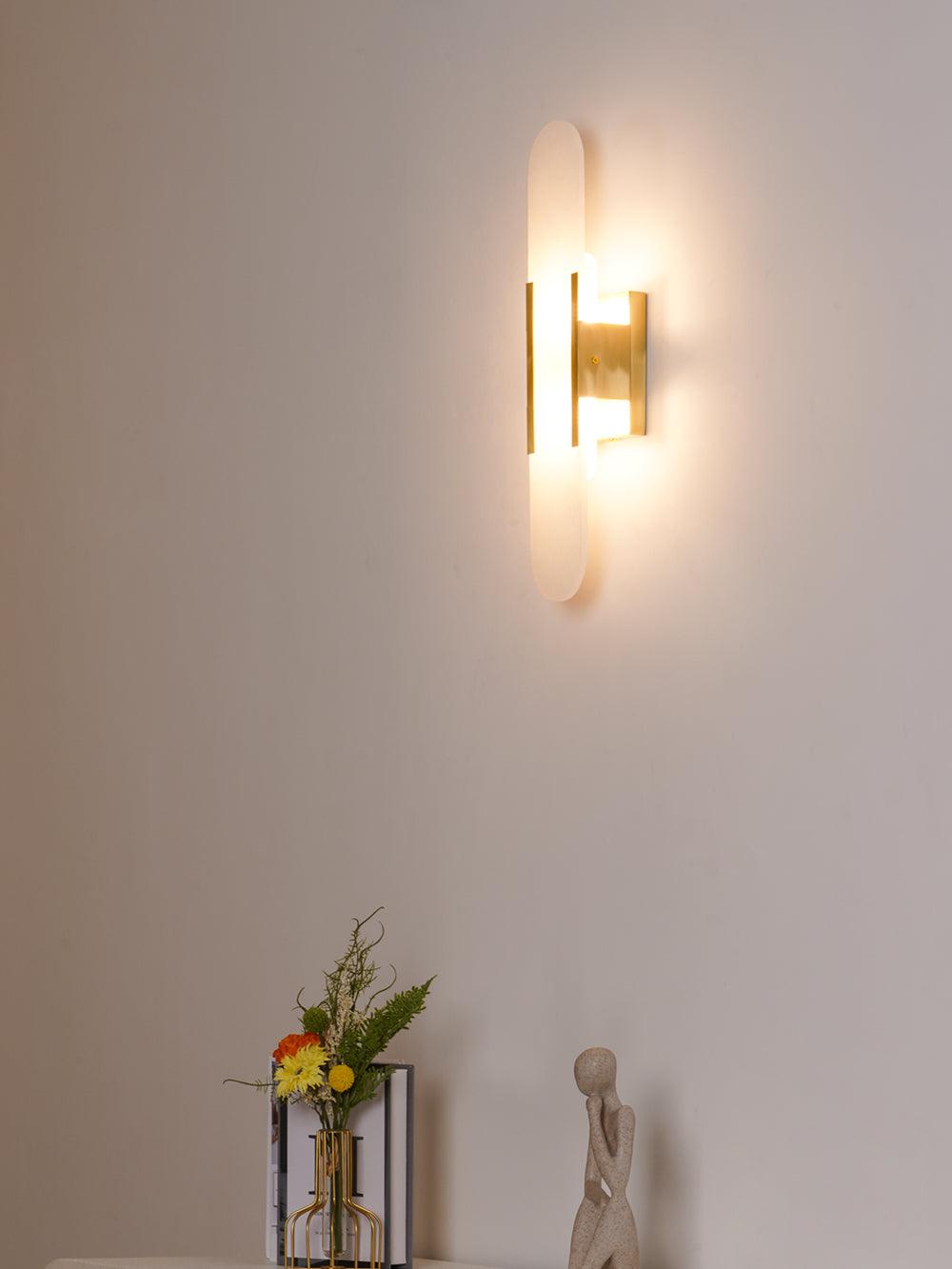 "Elegant vegglampe avlang i alabast med messingdetaljer, ideell for moderne interiør med tidløs skjønnhet og stil."