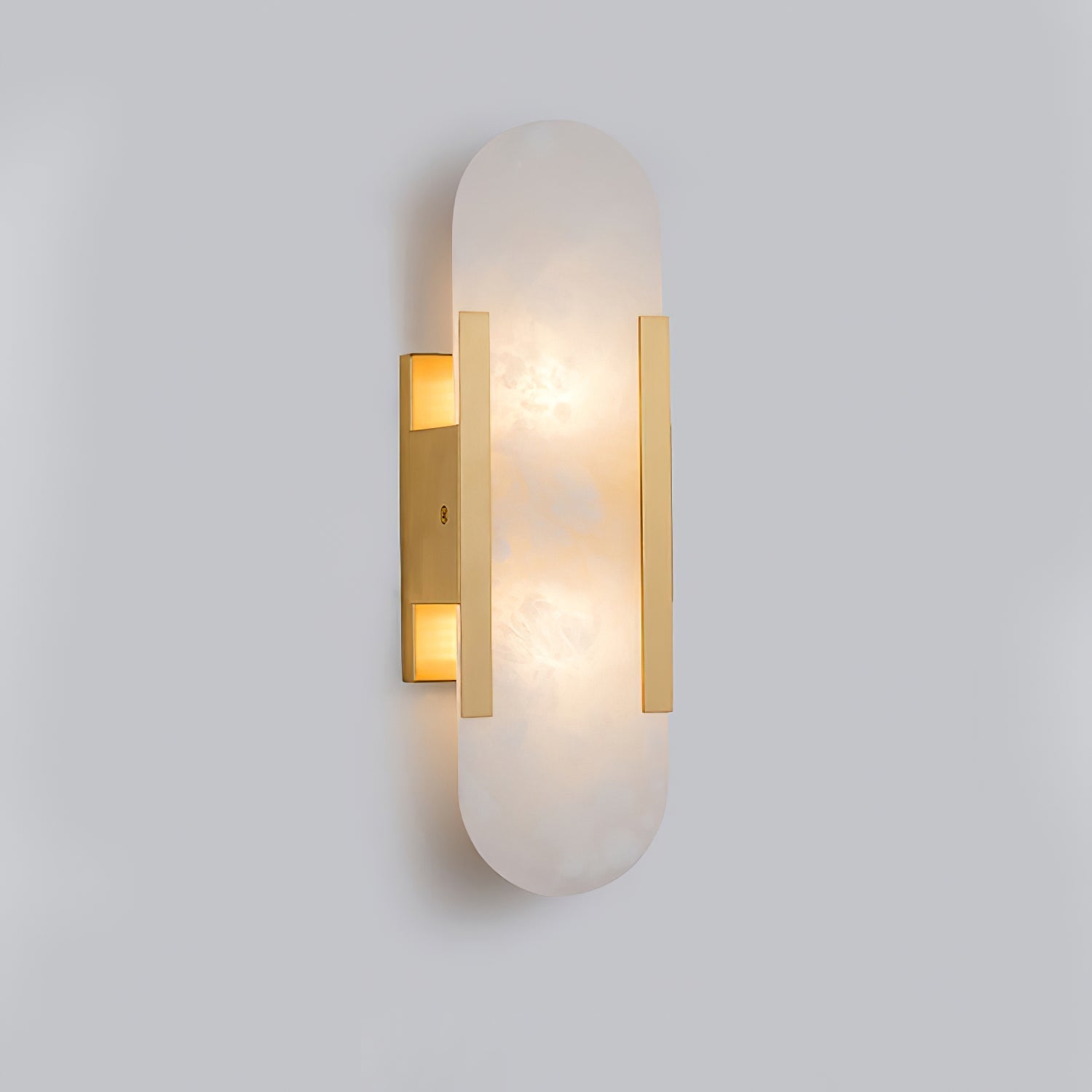 "Elegant vegglampe avlang i alabast med messingdetaljer, ideell for moderne interiør med tidløs skjønnhet og stil."