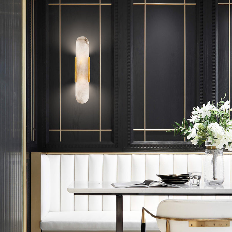 "Elegant vegglampe avlang i alabast med messingdetaljer, ideell for moderne interiør med tidløs skjønnhet og stil."