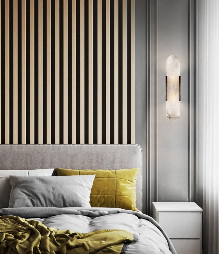 "Elegant vegglampe avlang i alabast med messingdetaljer, ideell for moderne interiør med tidløs skjønnhet og stil."