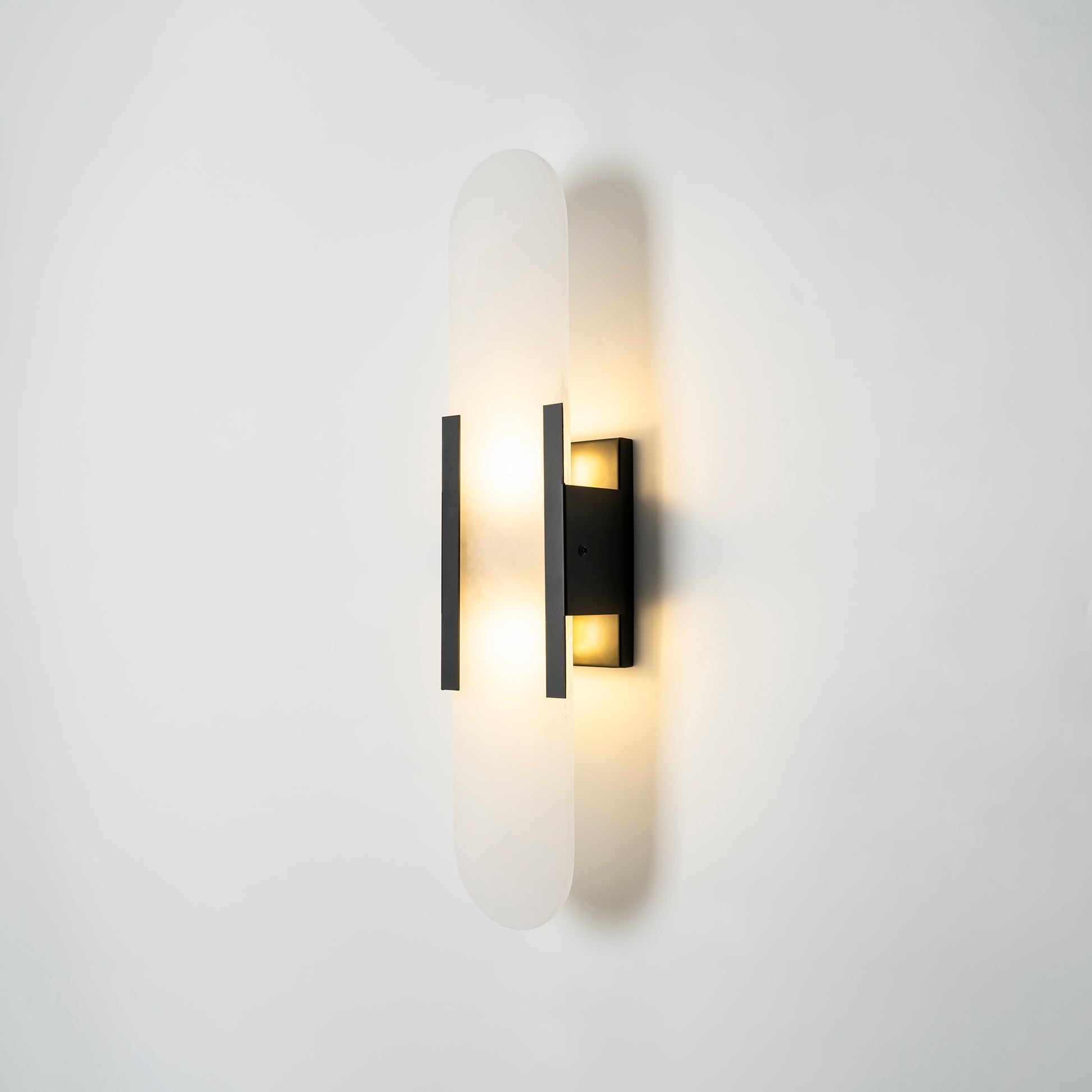 "Elegant vegglampe avlang i alabast med messingdetaljer, ideell for moderne interiør med tidløs skjønnhet og stil."