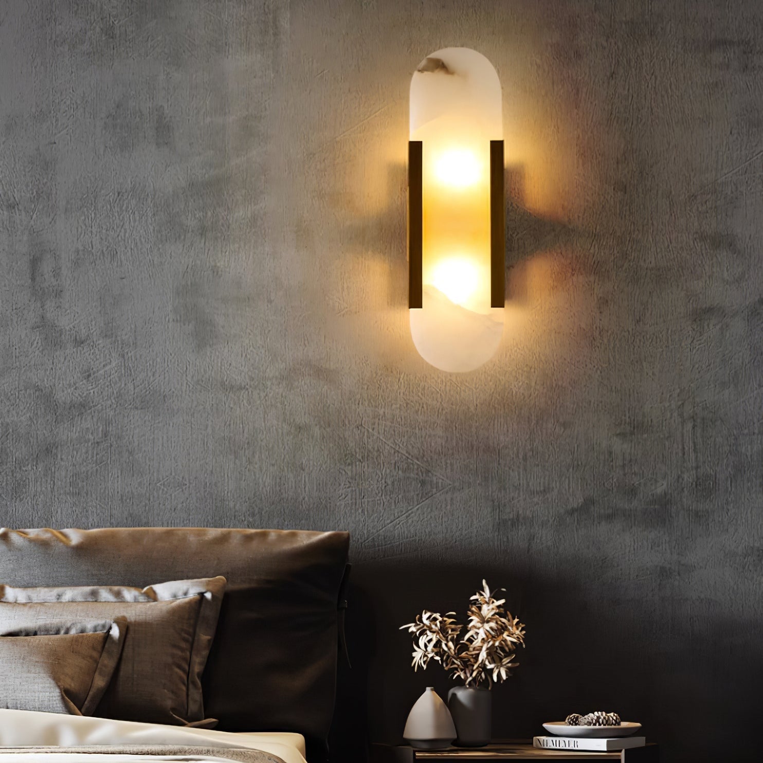 "Elegant vegglampe avlang i alabast med messingdetaljer, ideell for moderne interiør med tidløs skjønnhet og stil."