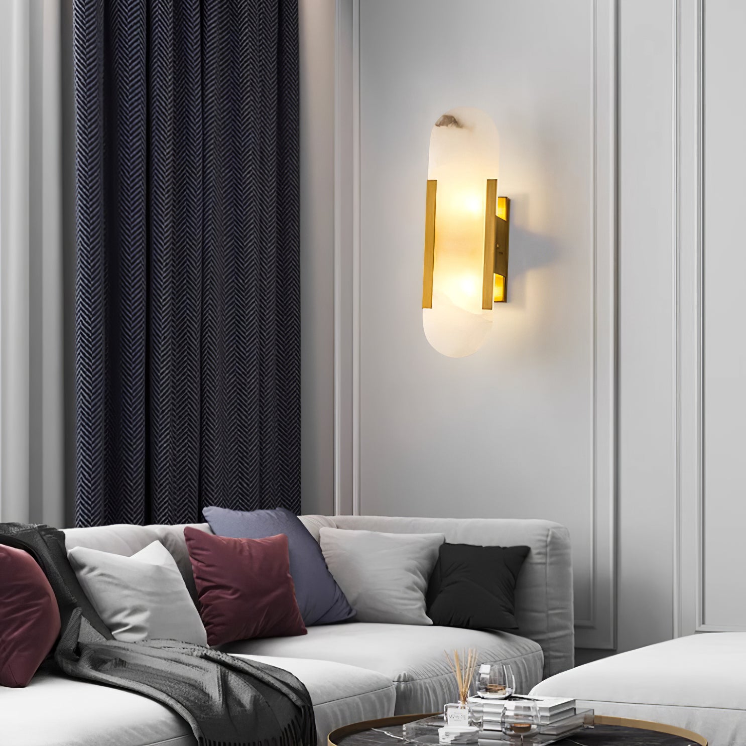 "Elegant vegglampe avlang i alabast med messingdetaljer, ideell for moderne interiør med tidløs skjønnhet og stil."