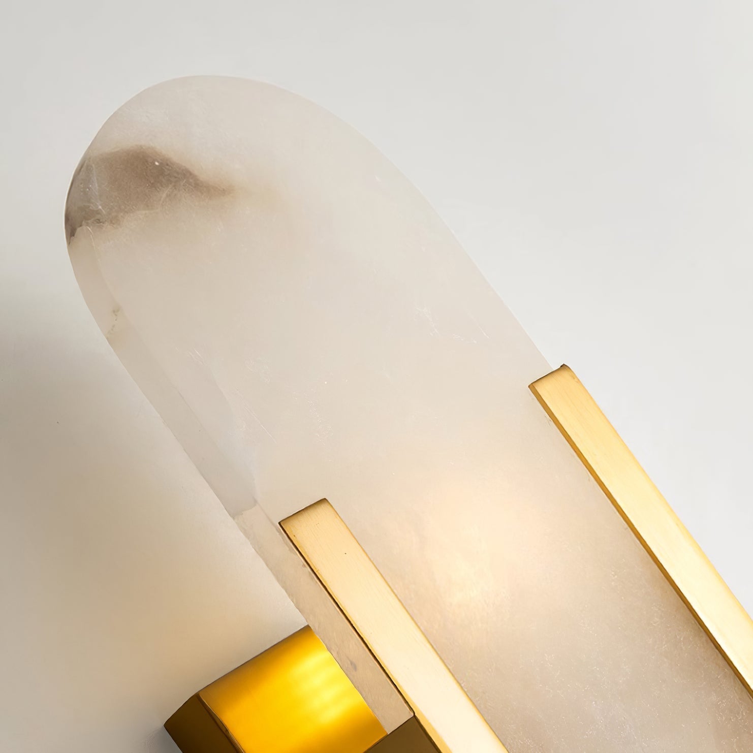"Elegant vegglampe avlang i alabast med messingdetaljer, ideell for moderne interiør med tidløs skjønnhet og stil."