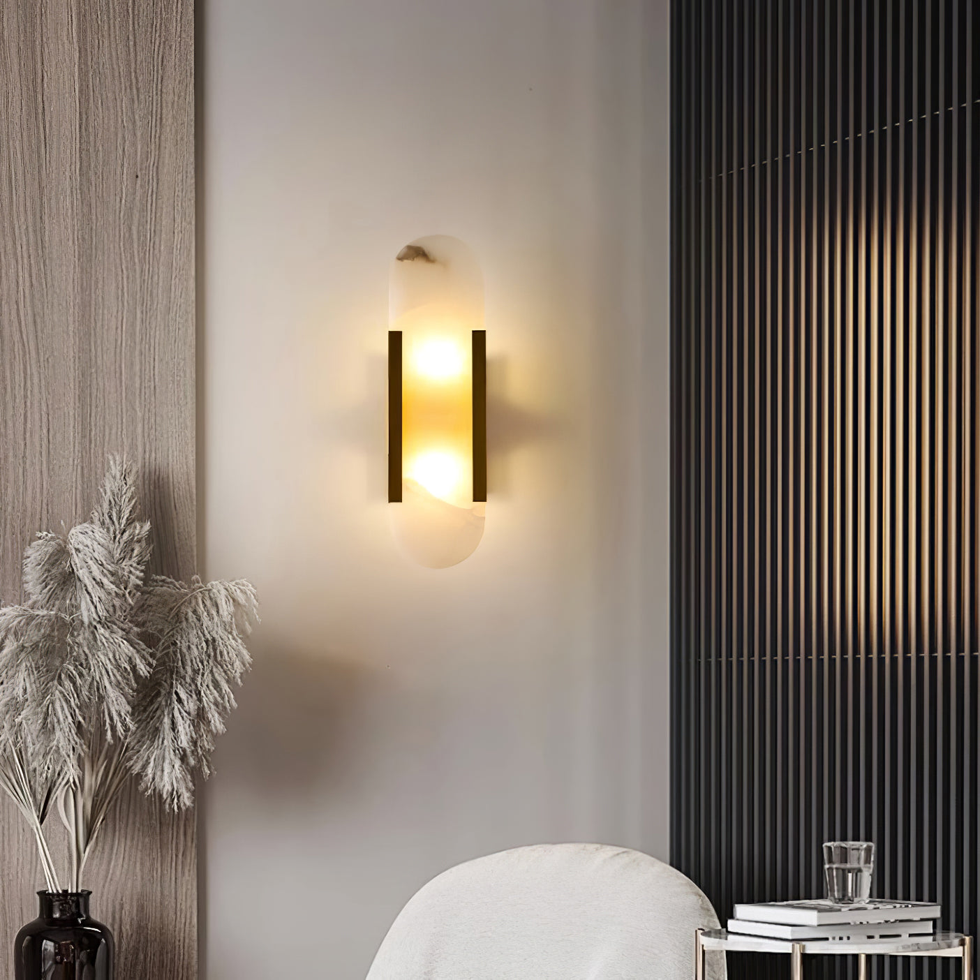 "Elegant vegglampe avlang i alabast med messingdetaljer, ideell for moderne interiør med tidløs skjønnhet og stil."