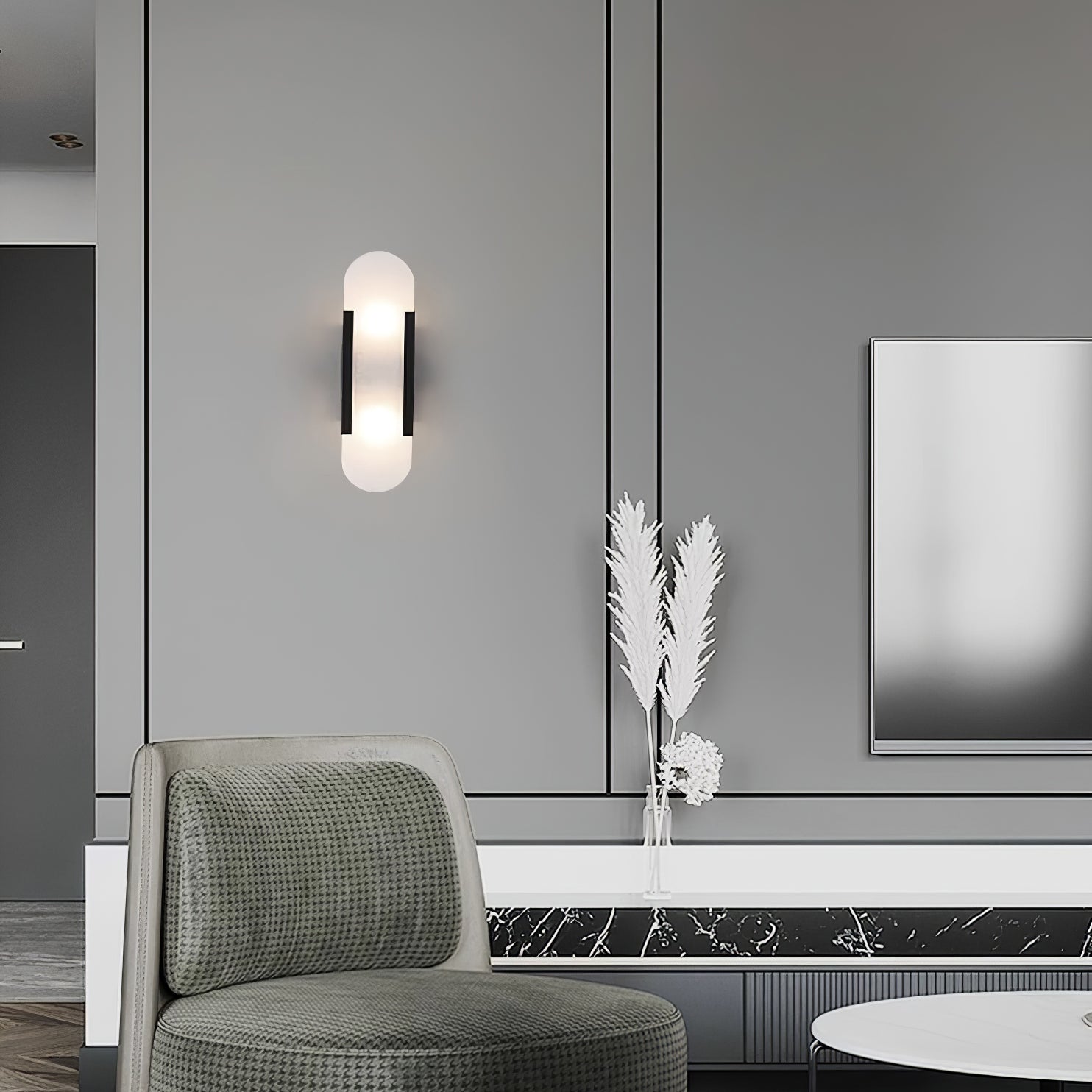 "Elegant vegglampe avlang i alabast med messingdetaljer, ideell for moderne interiør med tidløs skjønnhet og stil."