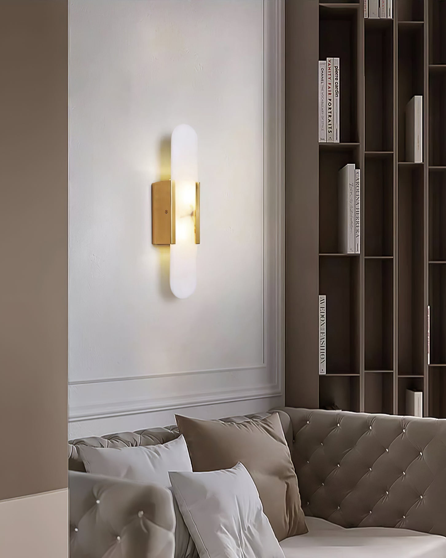 "Elegant vegglampe avlang i alabast med messingdetaljer, ideell for moderne interiør med tidløs skjønnhet og stil."