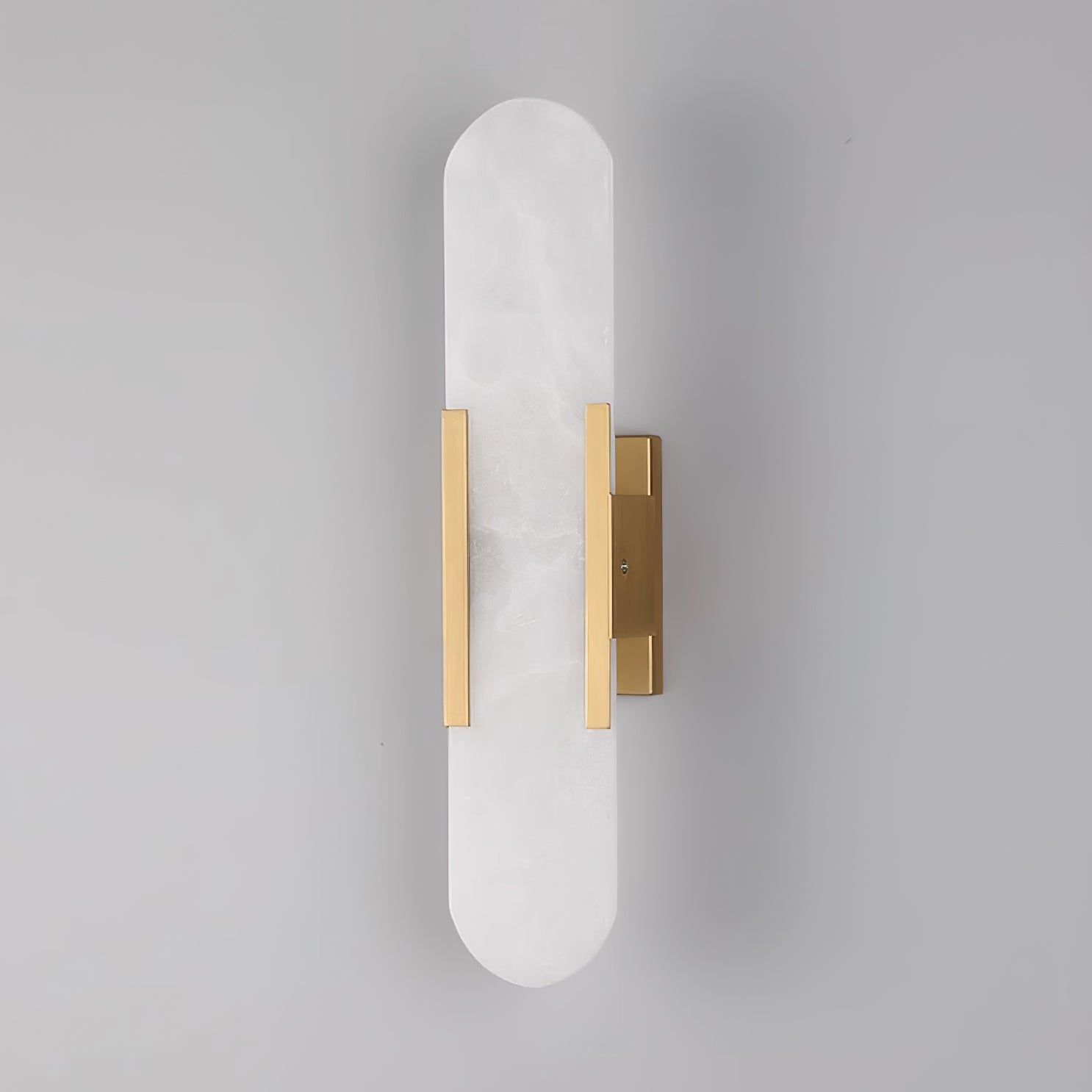 "Elegant vegglampe avlang i alabast med messingdetaljer, ideell for moderne interiør med tidløs skjønnhet og stil."
