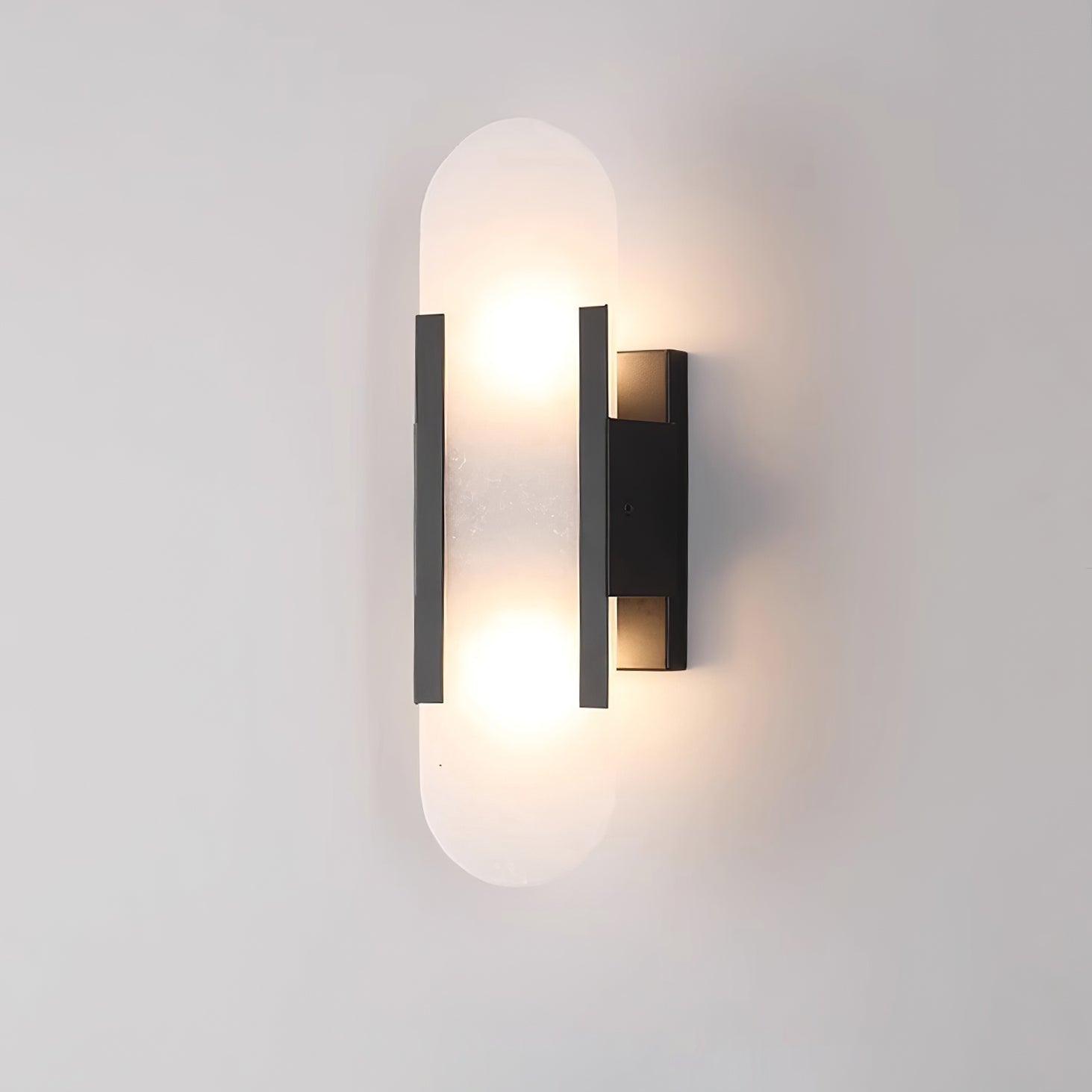 "Elegant vegglampe avlang i alabast med messingdetaljer, ideell for moderne interiør med tidløs skjønnhet og stil."
