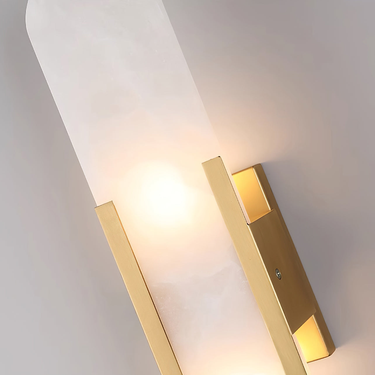 "Elegant vegglampe avlang i alabast med messingdetaljer, ideell for moderne interiør med tidløs skjønnhet og stil."