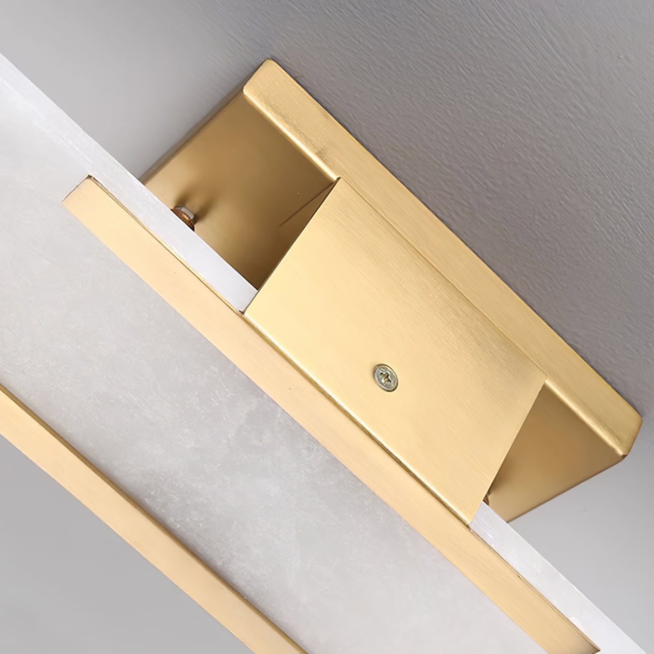 "Elegant vegglampe avlang i alabast med messingdetaljer, ideell for moderne interiør med tidløs skjønnhet og stil."