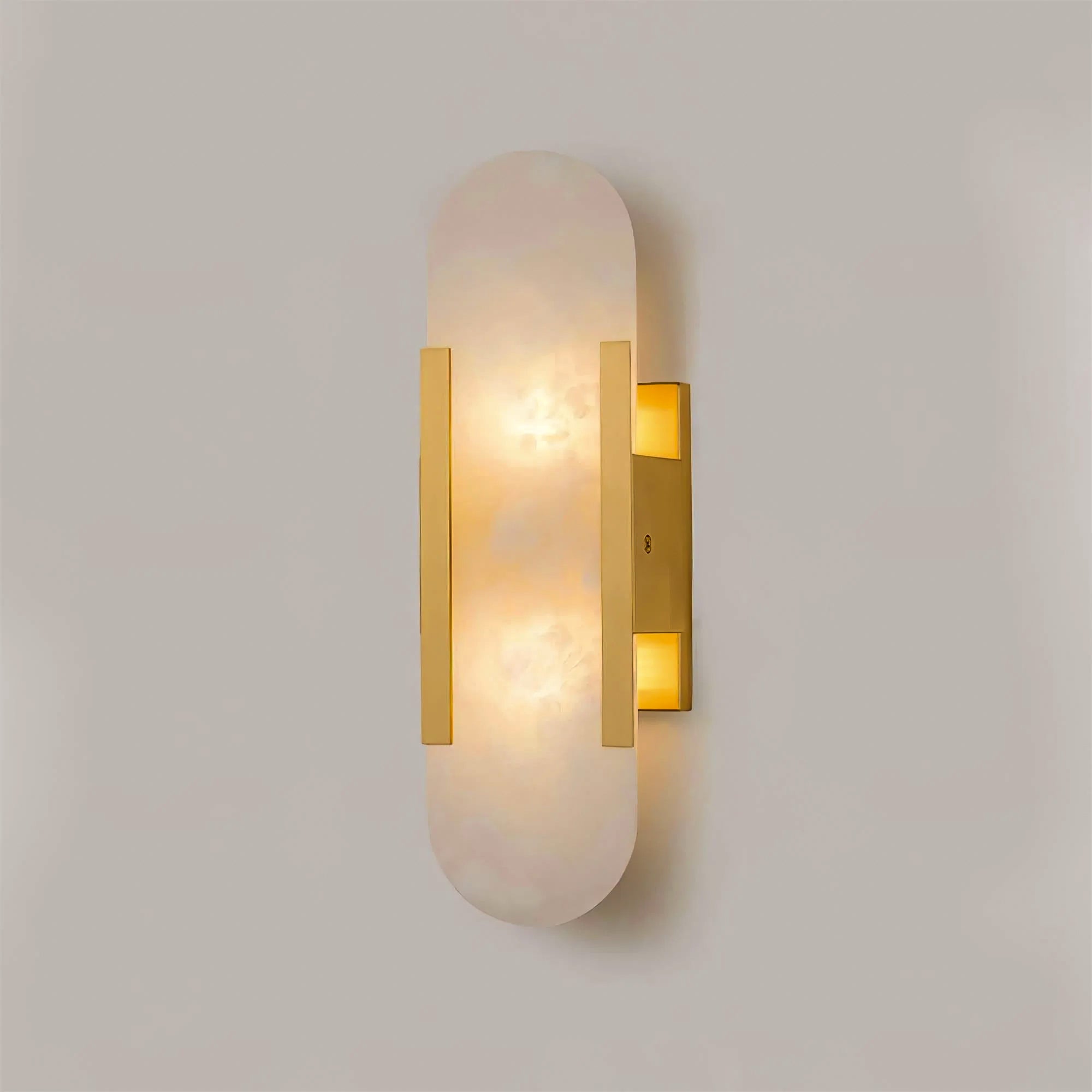 "Elegant vegglampe avlang i alabast med messingdetaljer, ideell for moderne interiør med tidløs skjønnhet og stil."