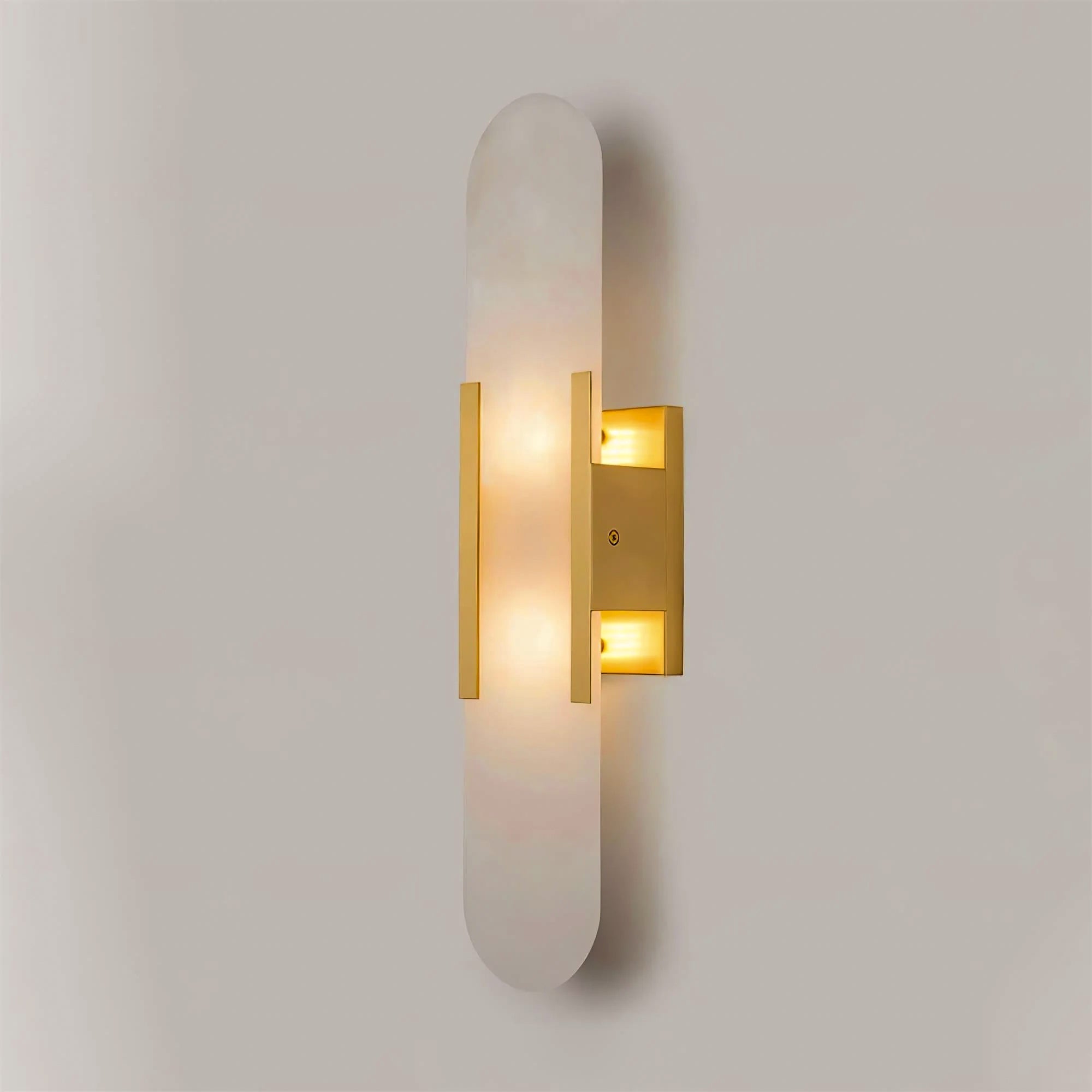 "Elegant vegglampe avlang i alabast med messingdetaljer, ideell for moderne interiør med tidløs skjønnhet og stil."