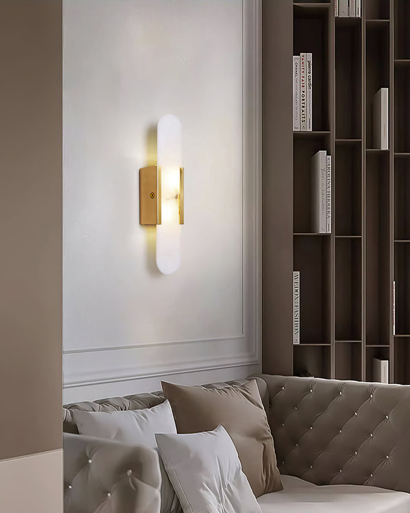 "Elegant vegglampe avlang i alabast med messingdetaljer, ideell for moderne interiør med tidløs skjønnhet og stil."