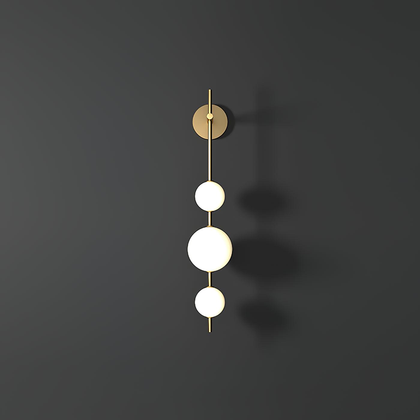 "Elegant vegglampe i glass og messing med kuleformede skjermer for mykt lys, perfekt for moderne og klassiske hjem."