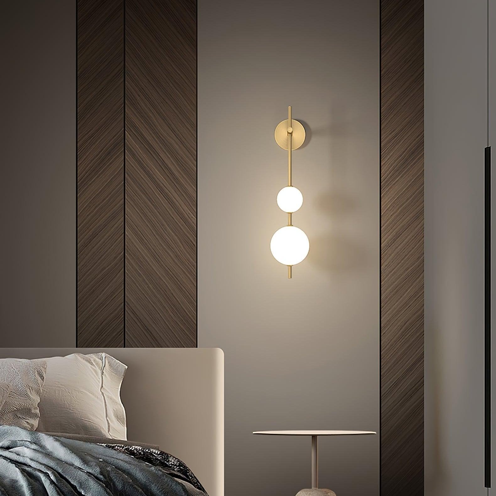 "Elegant vegglampe i glass og messing med kuleformede skjermer for mykt lys, perfekt for moderne og klassiske hjem."