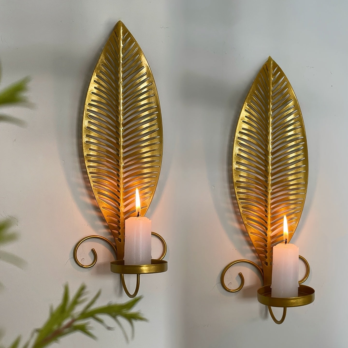 Svart vegglampe med minimalistisk bladdesign, skandinavisk stil. Elegant og moderne belysning til soverommet.