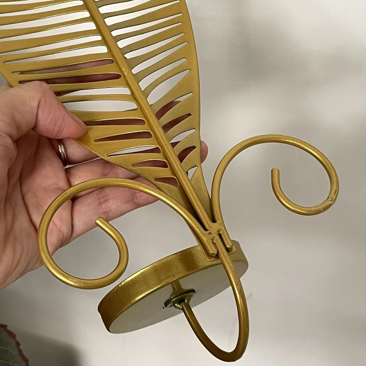 Dekorativ vegglampe med unikt bladdesign, elegant belysning. Passer i stue, soverom. Moderne interiør.