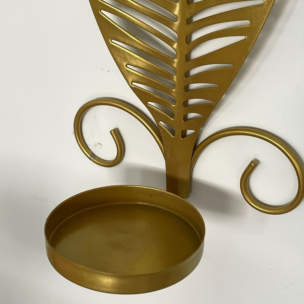 Vegglampe med vakkert bladdesign, minimalistisk stil. Elegant og moderne innendørs belysning til alle rom.
