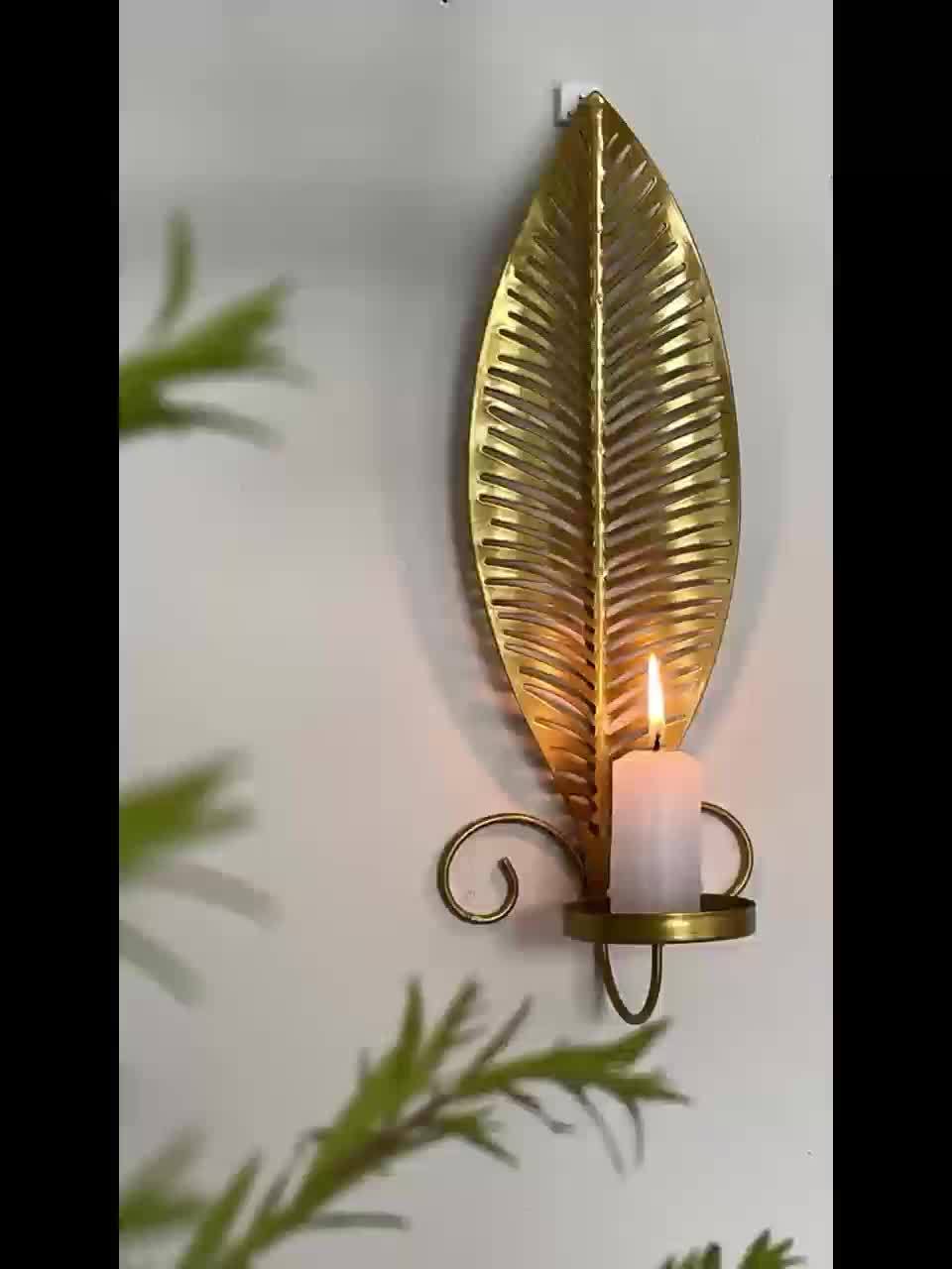 Stilig vegglampe med naturinspirert bladdesign. Dekorativ og elegant belysning for moderne nordisk interiør.
