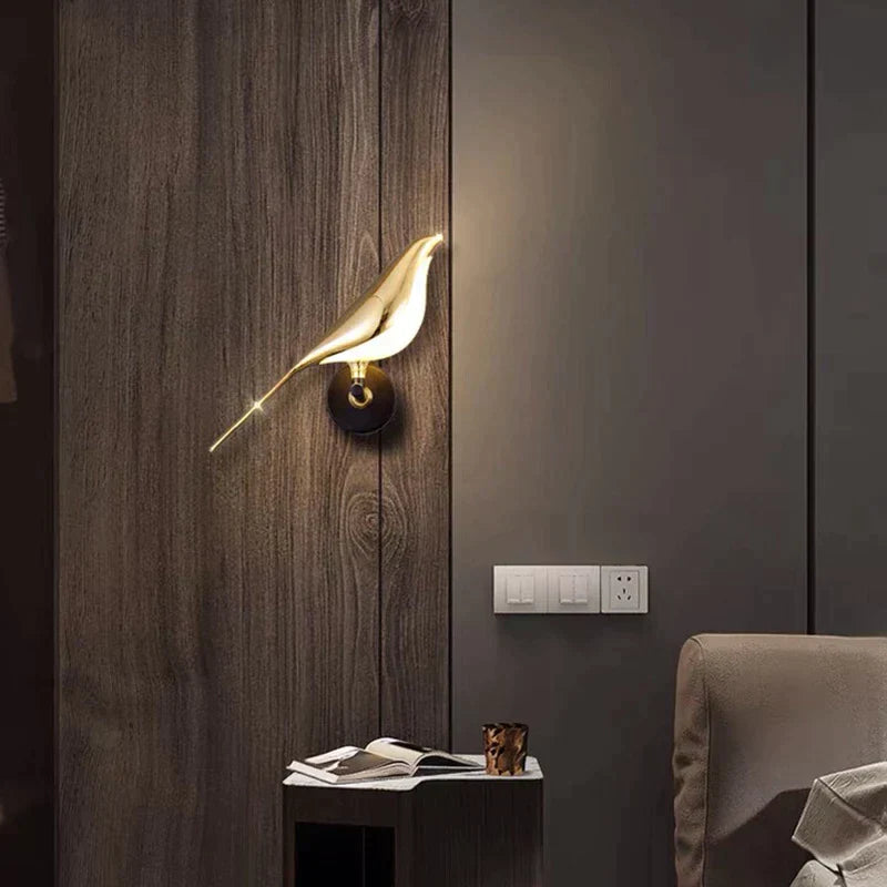 Moderne justerbar LED vegglampe i gull. Perfekt designbelysning for stue, soverom og innendørs interiør.