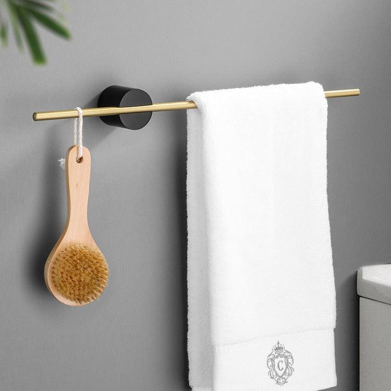 Justerbar håndkleholder i minimalistisk design, perfekt for effektiv organisering på badet.