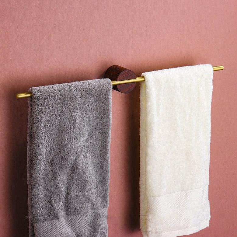 Veggmontert håndkleholder med elegant finish og justerbar stang, perfekt for ethvert bad.