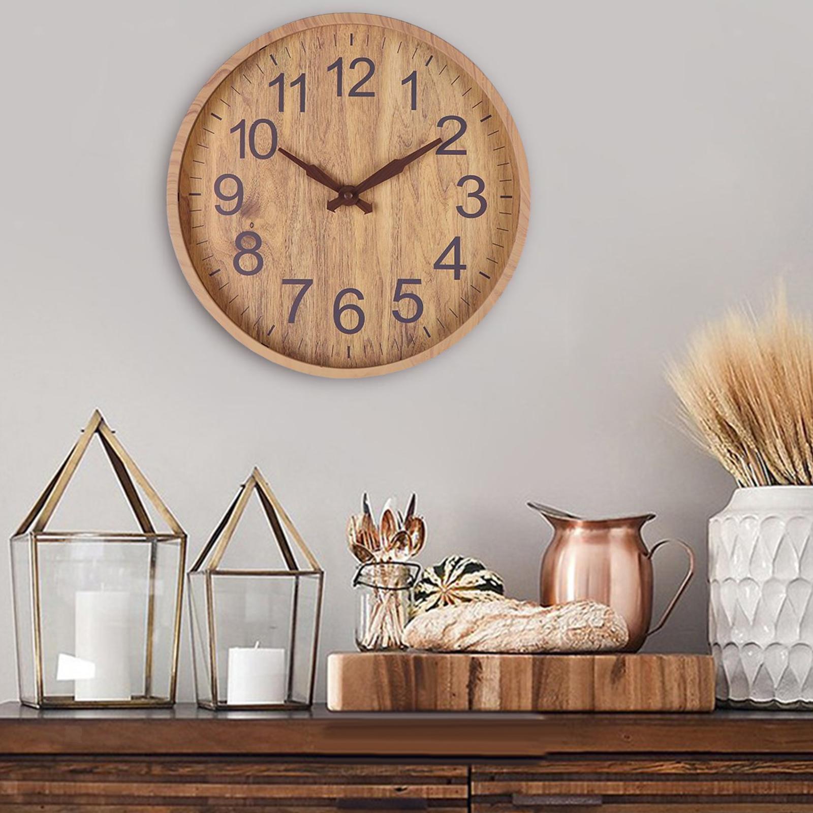 Detaljert bilde av unikt designet veggur for stue eller kontor. Elegant klokke for moderne hjemmeinnredning.