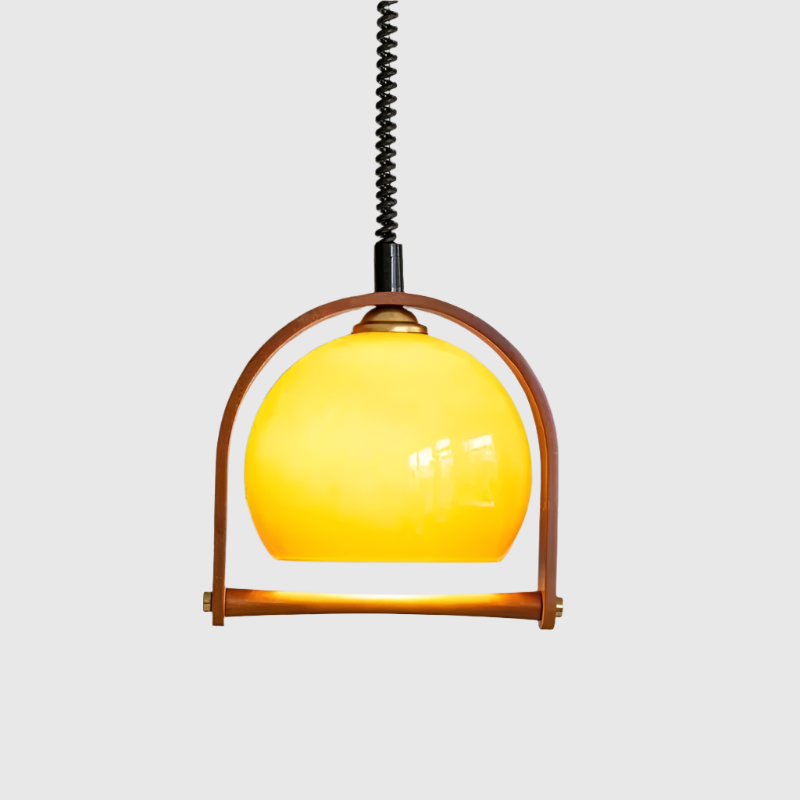 "Elegant vintage pendellampe i Bauhaus stil, laget av tre og metall. Perfekt for moderne og klassiske interiører."