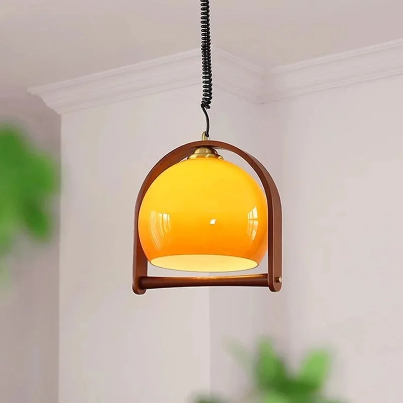 "Elegant vintage pendellampe i Bauhaus stil, laget av tre og metall. Perfekt for moderne og klassiske interiører."