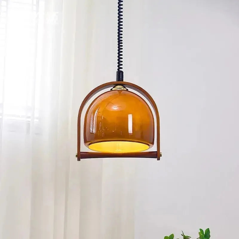 "Elegant vintage pendellampe i Bauhaus stil, laget av tre og metall. Perfekt for moderne og klassiske interiører."