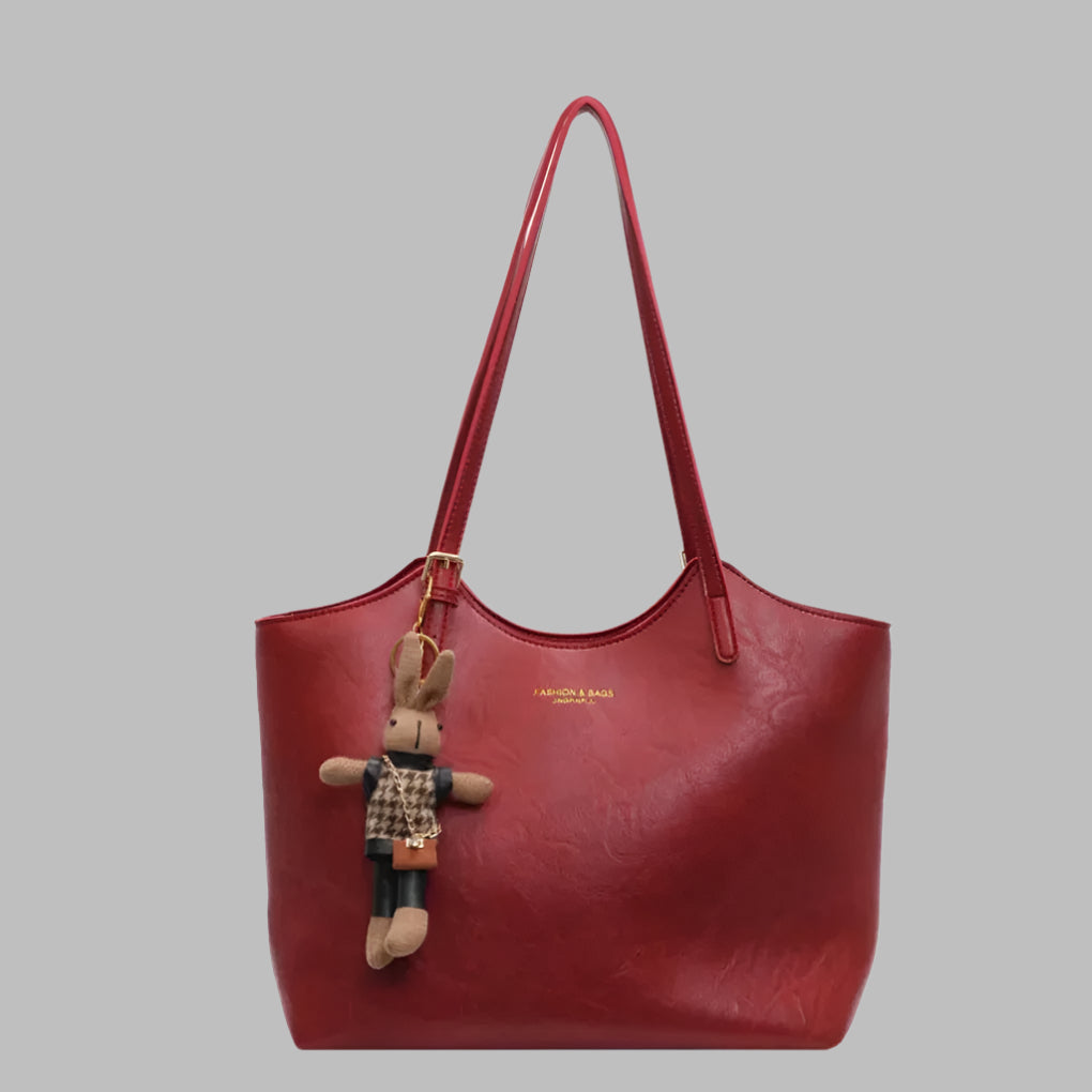 "Elegant vintage skulderveske i mykt, oljevokset skinn med rik kaffebrun farge og romslig interiør for kvinner."