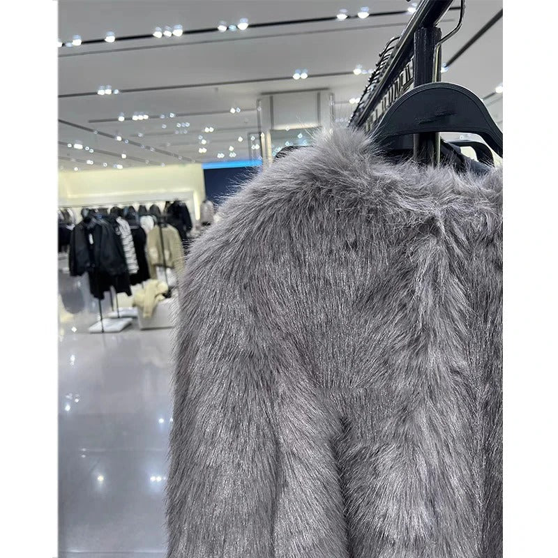 Detalj av elegant lukking på dame vinterjakke, solid glidelås for varme og stil.