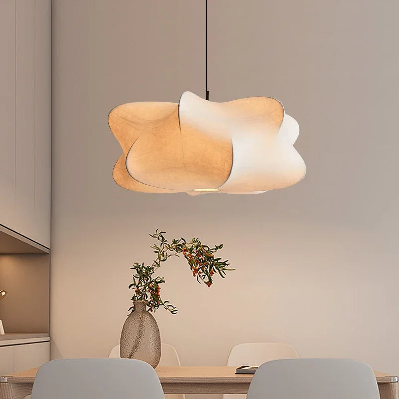 "Elegant Wabi Sabi hengelampe i silke, minimalistisk design, mykt LED-lys, ideell for moderne interiør"
