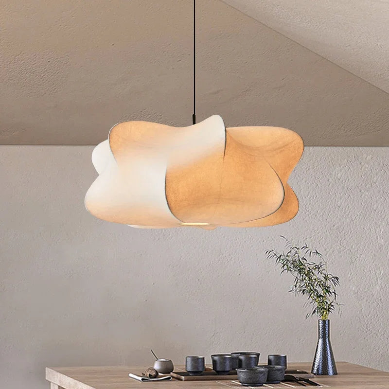 "Elegant Wabi Sabi hengelampe i silke, minimalistisk design, mykt LED-lys, ideell for moderne interiør"