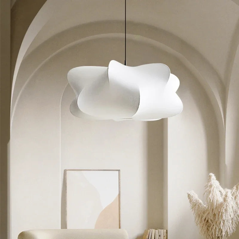 "Elegant Wabi Sabi hengelampe i silke, minimalistisk design, mykt LED-lys, ideell for moderne interiør"