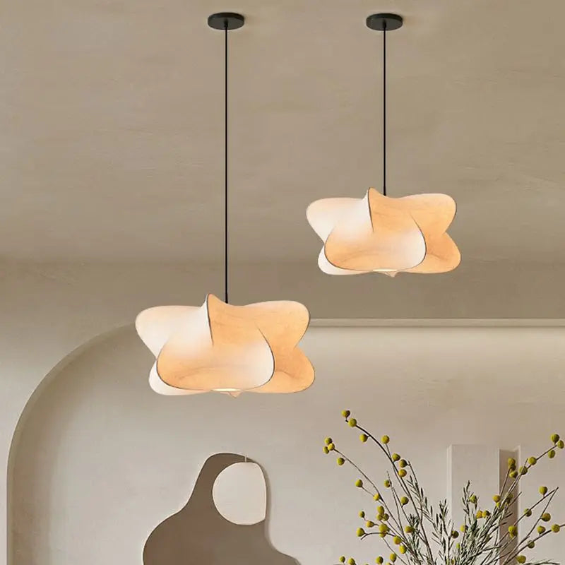 "Elegant Wabi Sabi hengelampe i silke, minimalistisk design, mykt LED-lys, ideell for moderne interiør"