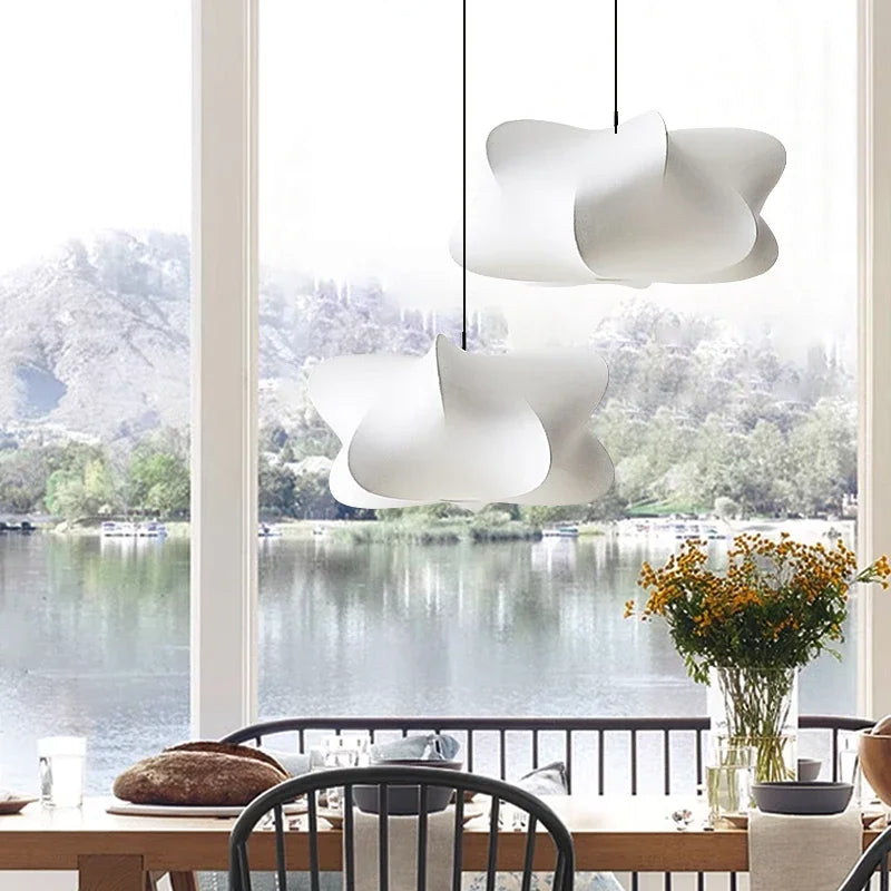 "Elegant Wabi Sabi hengelampe i silke, minimalistisk design, mykt LED-lys, ideell for moderne interiør"