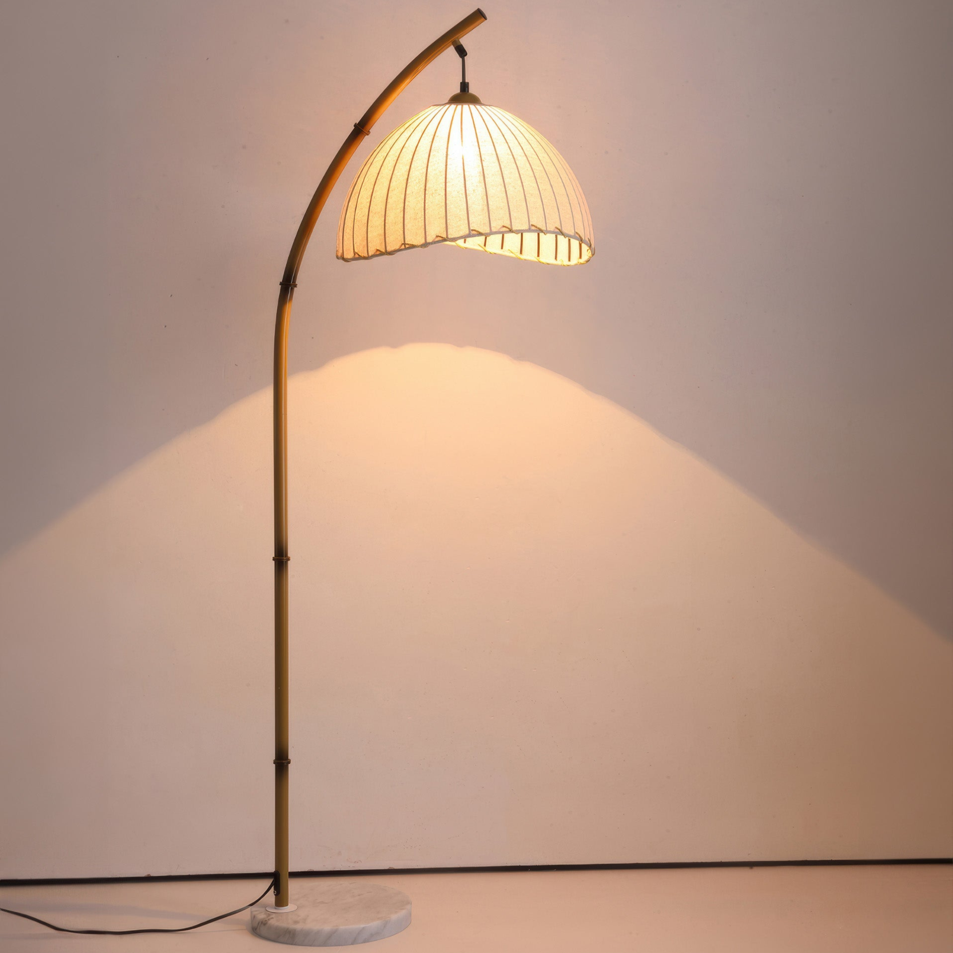 "Elegant Zen-gulvlampe i bambus med myk stoffskjerm, gir beroligende lys og tre lysvalg for enhver atmosfære."