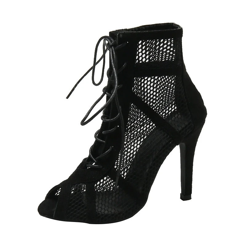 Elegante damesandaler med peep toe, stilethæler og ankelrem for festbruk.
