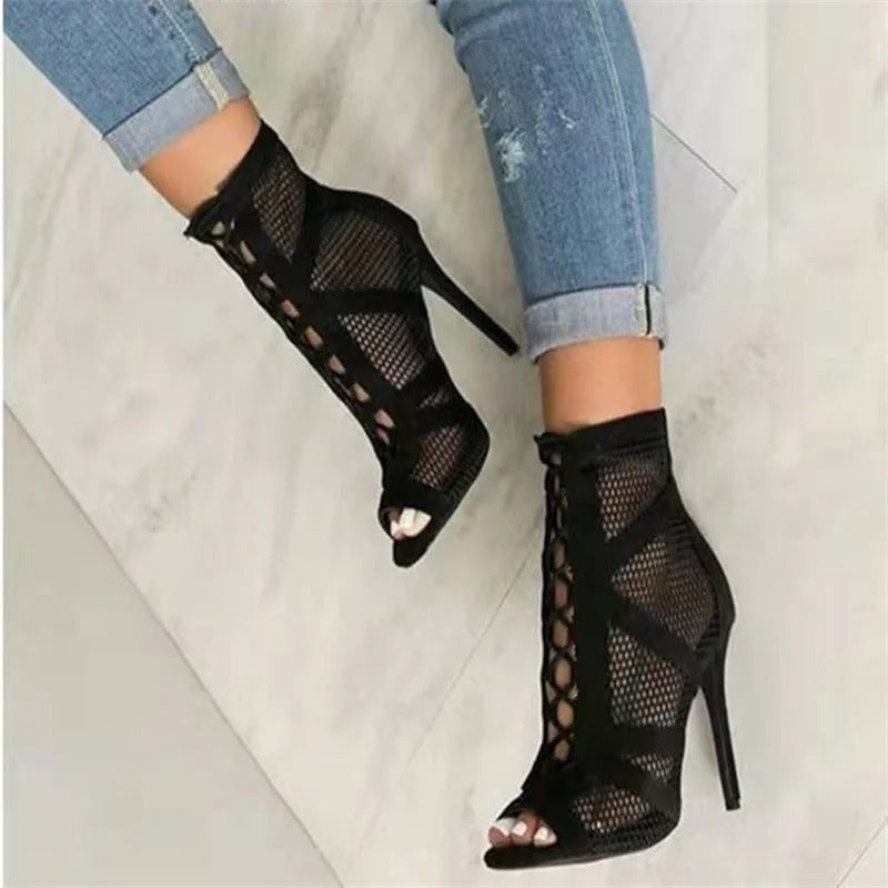 Motebevisste damesandaler med komfortabel peep toe og elegante stilethæler.