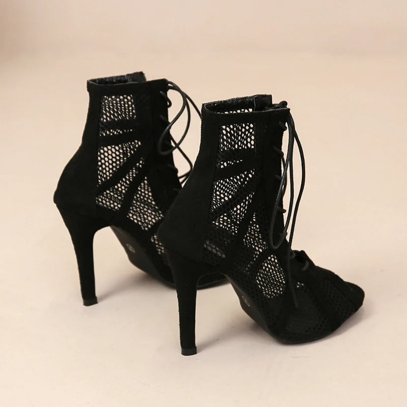 Sjarmerende festsko med peep toe, elegante stilethæler og ankelrem for dame.