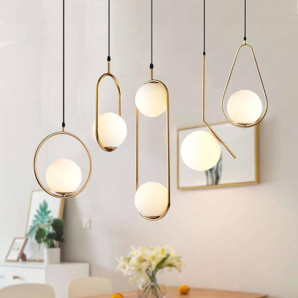 "Elegante drop pendellamper med skulpturelt design og metallfinish, perfekt for moderne stuer, gir luksuriøs glød."