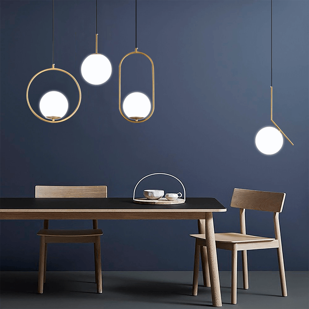 "Elegante drop pendellamper med skulpturelt design og metallfinish, perfekt for moderne stuer, gir luksuriøs glød."